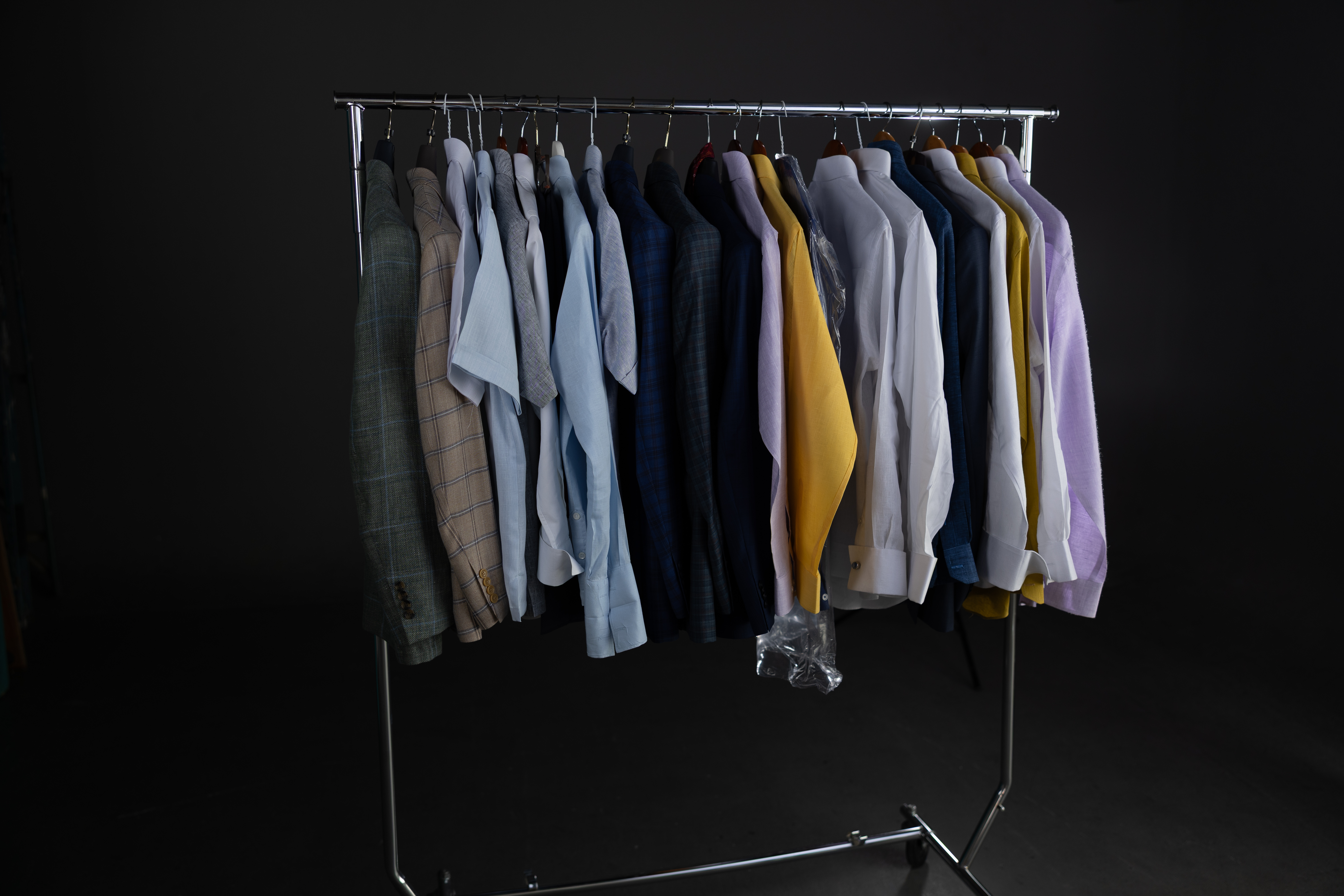 Perchero del taller con chacabanas, camisas y sacos